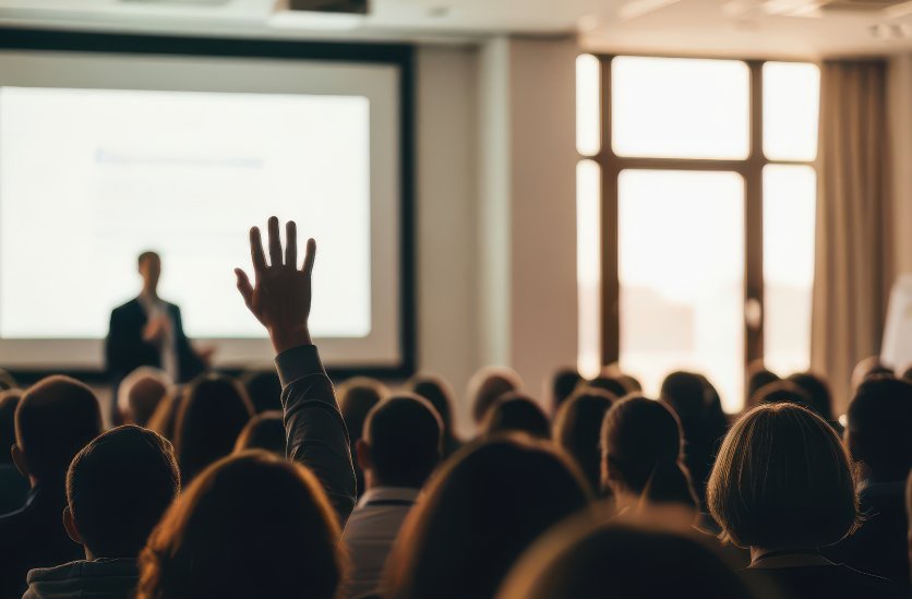 Location d'un packs conférences comprenant une TV, un pupitre et un micro pour une conférence à Tarbes