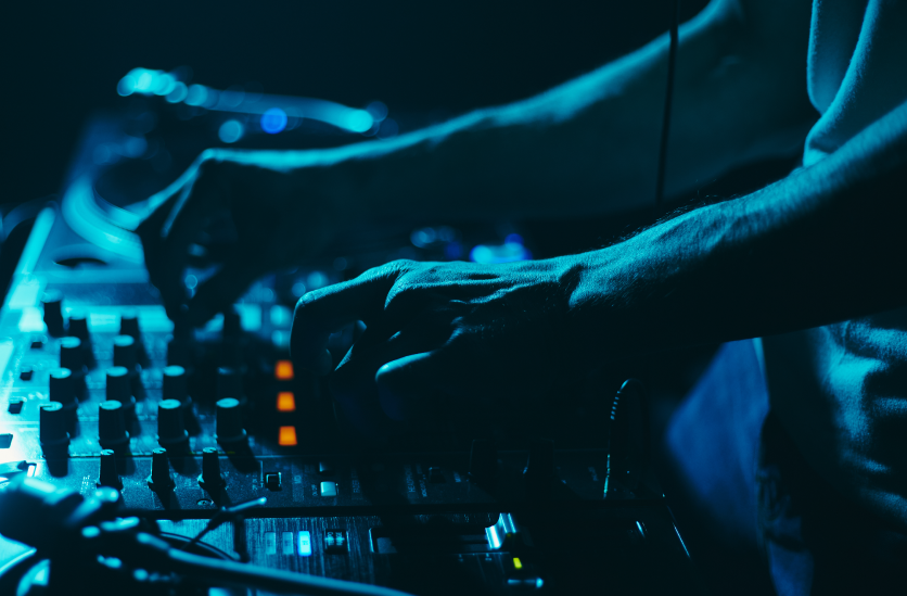 DJ utilisant la Sonorisation et le matériel audio-visuel loué à locason 64 sur une soirée évènement à Pau